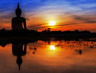 Wat Muang Ang dünyanın en büyük, Buda arkasında. Sırasında
