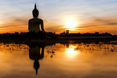 Wat Muang Ang dünyanın en büyük, Big Buddha. Sırasında kulak