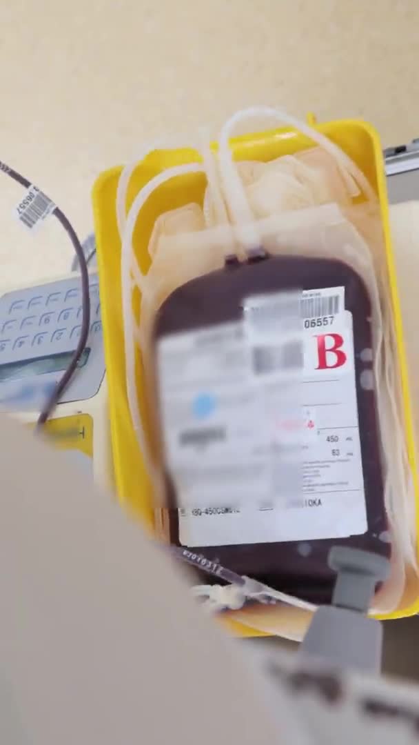 Donating blood to other people — Stock Video