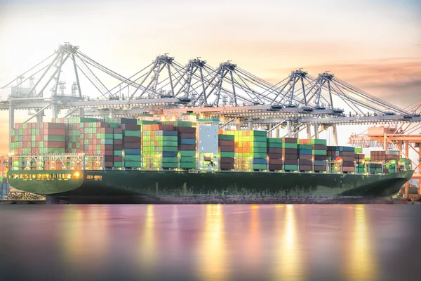 Container Cargo nave merci con ponte gru di lavoro nel cantiere navale al crepuscolo cielo, Logistica Importazione Esportazione sfondo . — Foto Stock