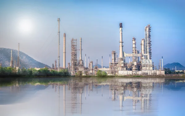 Industrieller Hintergrund einer Öl- und Gasraffinerie mit blauem Himmel, einer Ölraffinerie, einer Industrieanlage unter blauem Himmel — Stockfoto