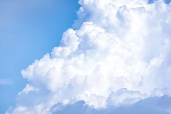 Utsikt över underbara cumulusmoln på blå himmel med solljus, moln med blå himmel. — Stockfoto