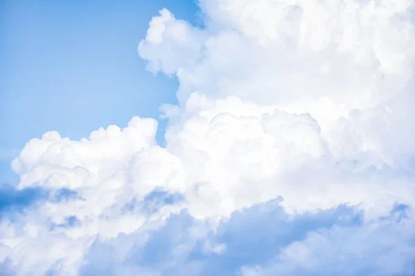 Utsikt över underbara cumulusmoln på blå himmel med solljus, moln med blå himmel. — Stockfoto