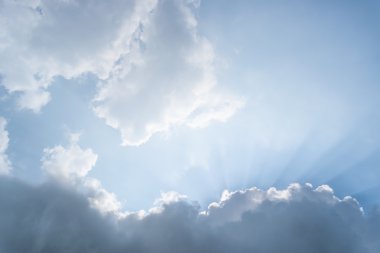 Bulutlu ve güneşli mavi gökyüzü.