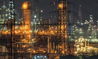 Alacakaranlıkta Petrol ve gaz rafinerisi tesisi alanının kapatılması.