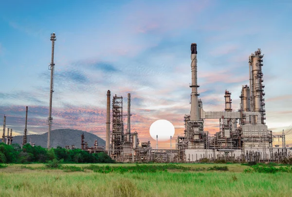 Ölraffinerie in der Dämmerung, petrochemische Anlage, Fabrik-Ölraffinerie in der Dämmerung, Ölraffinerie Sonnenuntergang. — Stockfoto