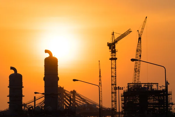 Industrielle Ölraffinerie im Gebäude auf Sonnenuntergang Hintergrund in Industrieanlagen, Unschärfe für Hintergrundkonzept. — Stockfoto