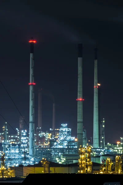 Área de refinaria de petróleo e gás no crepúsculo . — Fotografia de Stock