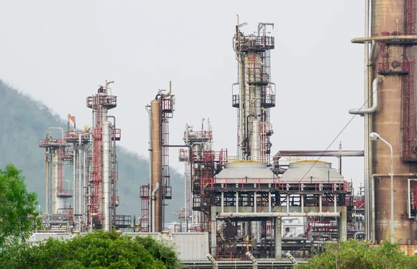 Fábrica de refinaria de petróleo, planta petroquímica, indústria química — Fotografia de Stock