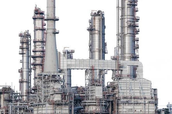 Beyaz arka plan üzerinde izole petrol rafinerisi — Stok fotoğraf