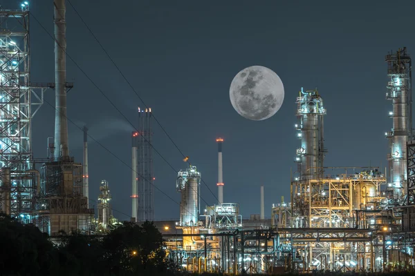 Impianto di raffinazione di petrolio e gas sotto una grande luna piena . — Foto Stock