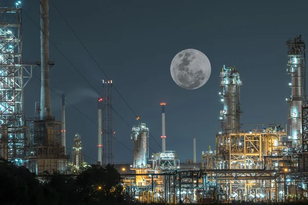 Öl- und Gasraffinerie-Anlage bei Vollmond. — Stockfoto