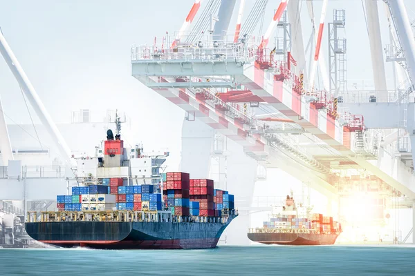 Container last fartyget anlöper hamn med harbor crane bakgrund. — Stockfoto