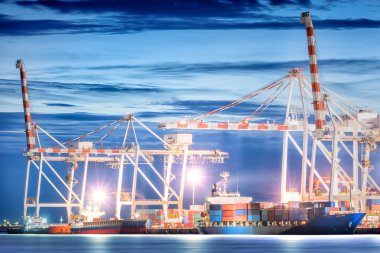 Lojistik ithalat ihracat arka plan, Vinç bridge Tersanesi alacakaranlık gökyüzü, nakliye, Lojistik, çalışma ile konteyner kargo yük gemisi.