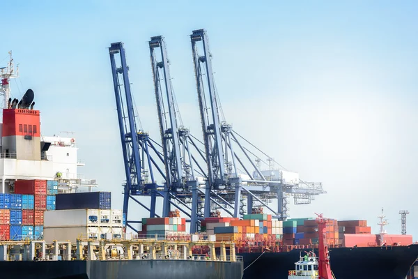 Kontenerowiec ładunków Cargo z pracy moście suwnicy w stoczni o zmierzchu niebo, tło logistyczne Import i eksport, transport, logistyka. — Zdjęcie stockowe