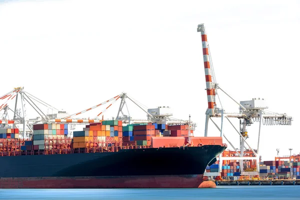 Kontejnerové nákladní loď s pracovní jeřáb most v loděnici izolovaných na bílém pozadí, nákladní doprava, logistika Import/Export pozadí. — Stock fotografie