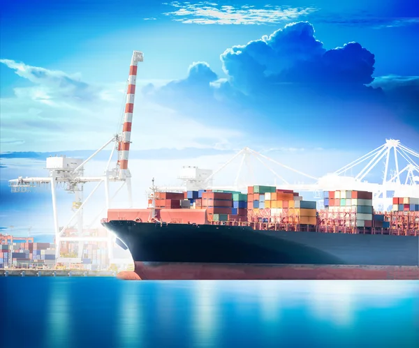 Rakomány konténer hajó működő daru híd hajógyár a kék ég, teherfuvarozás, konténerszállító hajó, hajózás, ipari hajó, tengeri hajó, logisztikai importálása és exportálása háttér. — Stock Fotó