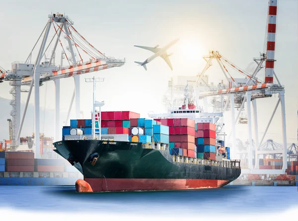 International Container vrachtschip met poorten kraan brug in de haven en vrachtvliegtuig voor logistieke importeren exportindustrie achtergrond en vervoer. — Stockfoto