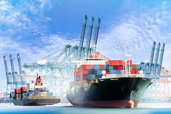Containerschiff mit Häfen Kranbrücke im Hafen für Logistik Import Export Hintergrund und Transportindustrie. — Stockfoto