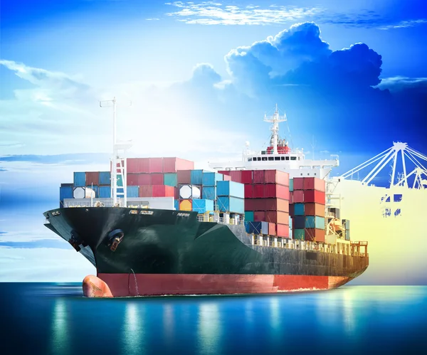 Recipiente Navio de carga com ponte de guindaste de portos no porto para importação logística fundo de exportação e indústria de transporte . — Fotografia de Stock