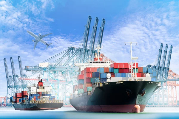 Statek towarowy kontener z portów moście suwnicy w harbor i samolot transportowy dla logistyczne import eksport tło i transportu. — Zdjęcie stockowe