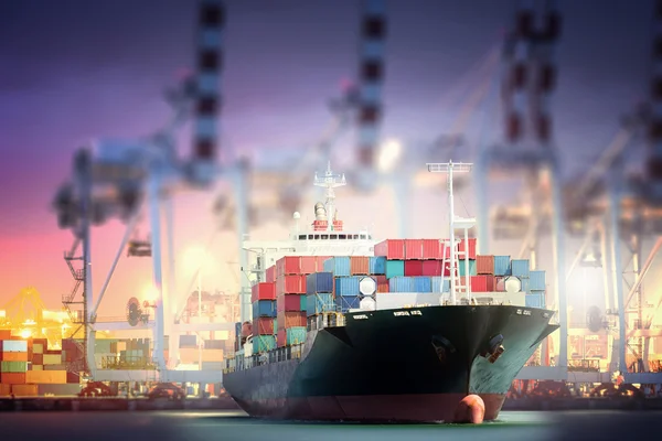 Recipiente Navio de carga com ponte de guindaste de portos no porto para importação logística fundo de exportação e indústria de transporte . — Fotografia de Stock