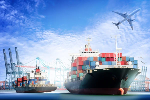 輸出背景の輸出入コンテナー貨物船と造船所の背景、ロジスティック クレーン橋を扱う貨物飛行機輸送産業. — ストック写真
