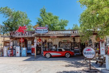 Kırmızı vintage Corvette Hackberry'nın General Store