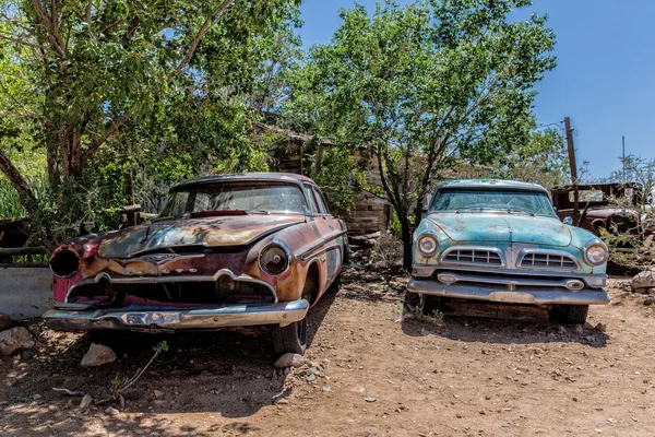 Old car wrecks at Hackberry General Store — Stock Photo, Image