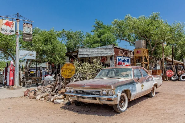 Épave rouillée d'une vieille voiture du shérif au magasin général Hackberry — Photo