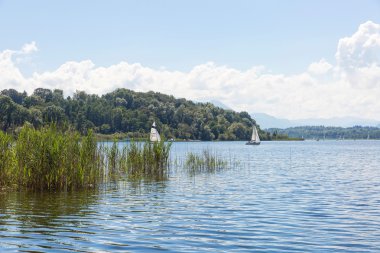 Bisiklet yolu çevresinde göl Chiemsee, Bavyera, Almanya