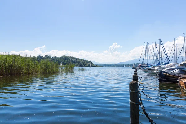 Μονοπάτι ποδήλατο γύρω από τη λίμνη Chiemsee, Βαυαρία, Γερμανία — Φωτογραφία Αρχείου