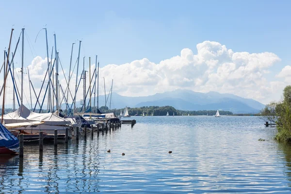 Μονοπάτι ποδήλατο γύρω από τη λίμνη Chiemsee, Βαυαρία, Γερμανία — Φωτογραφία Αρχείου