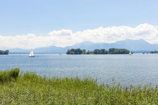 Μονοπάτι ποδήλατο γύρω από τη λίμνη Chiemsee, Βαυαρία, Γερμανία — Φωτογραφία Αρχείου