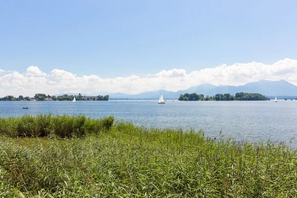 Μονοπάτι ποδήλατο γύρω από τη λίμνη Chiemsee, Βαυαρία, Γερμανία — Φωτογραφία Αρχείου