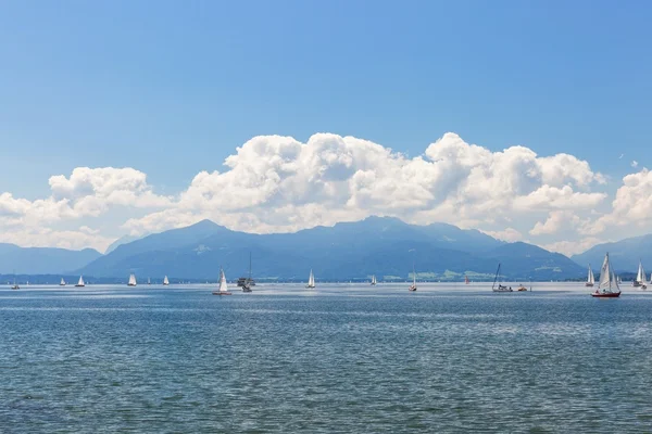 Μονοπάτι ποδήλατο γύρω από τη λίμνη Chiemsee, Βαυαρία, Γερμανία — Φωτογραφία Αρχείου