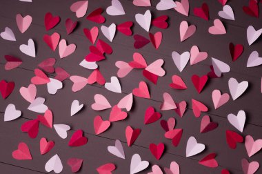 Gri ahşap arka planda beyaz ve kırmızı kalpler. Sevgililer günü hediyesi. Romantik aşk mektupları