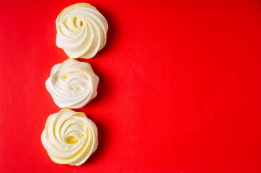 Beyaz arka planda ev yapımı tatlı kremalı pasta. 