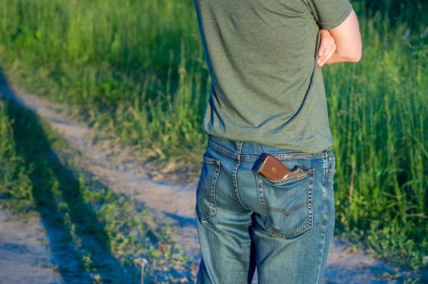 Mann Grünem Tuch Versteckt Schusswaffe Hinter Seinem Rücken Strafrechtliches Konzept Stockfoto