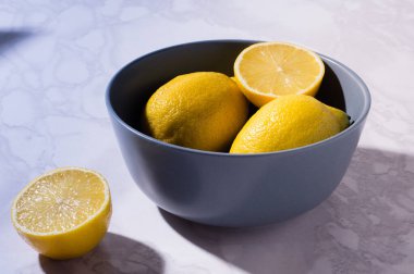 Beyaz arka planda limonlu mavi kase. Yüksek miktarda antioksidan, vitamin, diyet lifleri ve antocaynin..