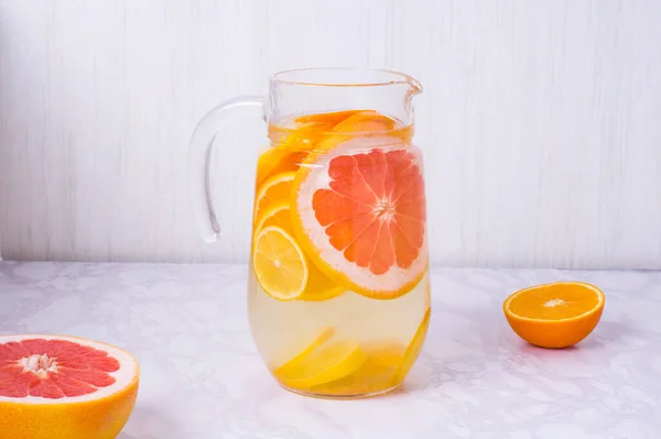 Lanzador Limonada Con Naranjas Limones Pomelo Mesa Vasos Limonada Sobre —  Fotos de Stock