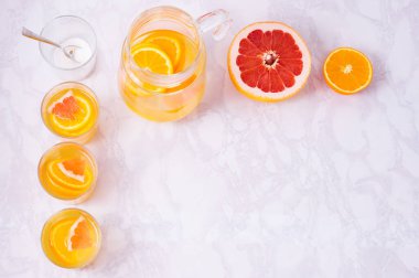 Limonata ve beyaz arka planda camlı greyfurt. Soğuk yaz ferahlatıcı içecek ya da içecek