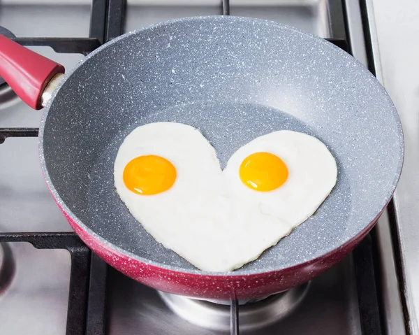 Romantisches Frühstück Rührei Herzform Auf Einer Roten Pfanne Auf Dem Stockbild