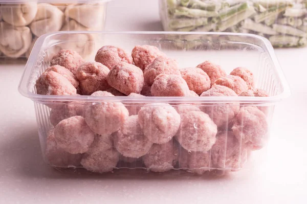 Behälter Mit Fleischhalbfertigprodukten Aus Dem Kühlschrank Frikadellen Knödel Gehackte Bohnen Stockfoto