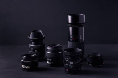 Cheboksary, Rusya, 27 Ekim 2020: Aynalı veya aynasız teknolojili eski Sonny ve Minolta yakınlaştırma lensi