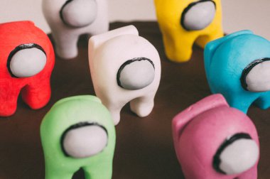 Cheboksary, Rusya, 27 Aralık 2020: Uzayda uçan kozmonot karakterler arasında ünlü modacı çocukların bilgisayar oyunundan kalma biblolar