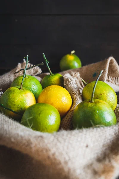 De groene sinaasappelen — Stockfoto