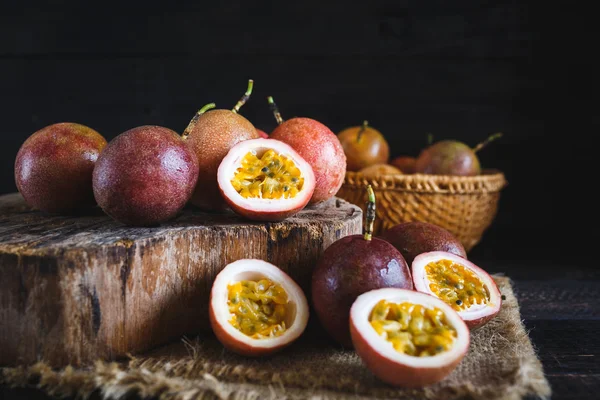 Violette Passionsfrüchte — Stockfoto