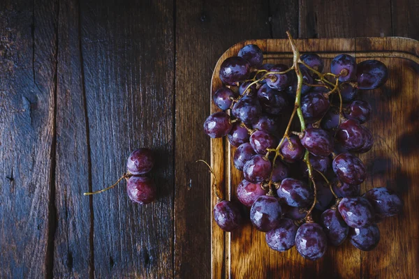 Paarse druiven — Stockfoto