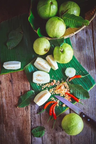 Зеленые вьетнамские гуавы — стоковое фото